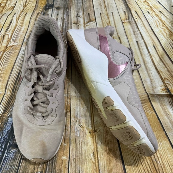 Nike Legend Essential 2 Platinum Violet Trainers Womens Size 8.5 - Picture 1 of 5